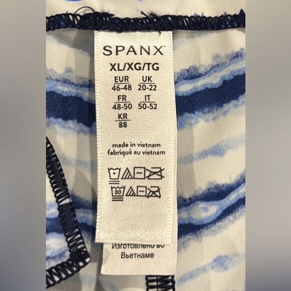 Spanx sunshine shorts in blue painted stripe 4”size XL - Picture 6 of 8